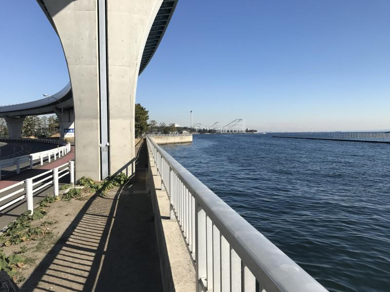 野島公園駅線路下水路の写真